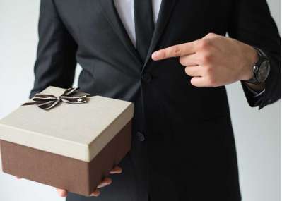 Лучшие идеи подарков для коллеги-мужчины которые вызовут положительные эмоции